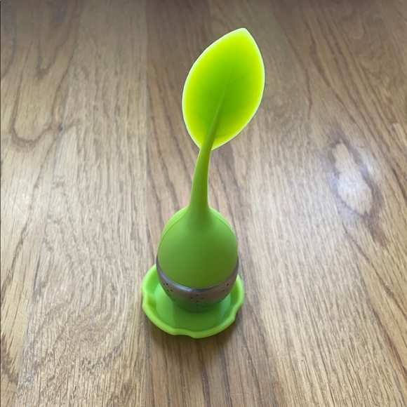 Stainless Steel Loose Leaf Tea Infuser with Silicone Handle - Picture 2 of 8